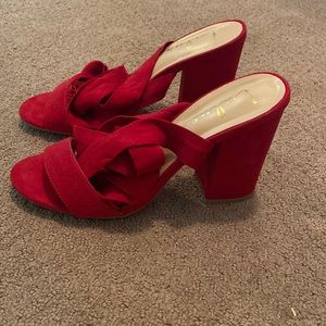 Red tie heel